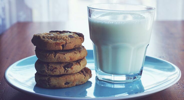 Baked cookies and glass of milk