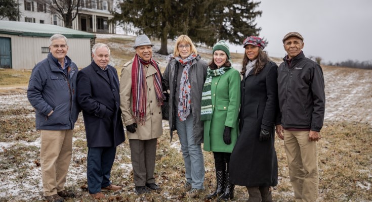 Group photo in front of the Historic Mifflin Farmhouse_AG_45