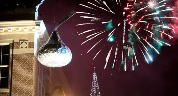 HERSHEY's Kiss raise and fireworks