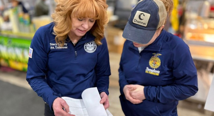 Treasurer Stacy Garrity helps Pennsylvanians “Bring Home the Bacon” during the 110th Farm Show