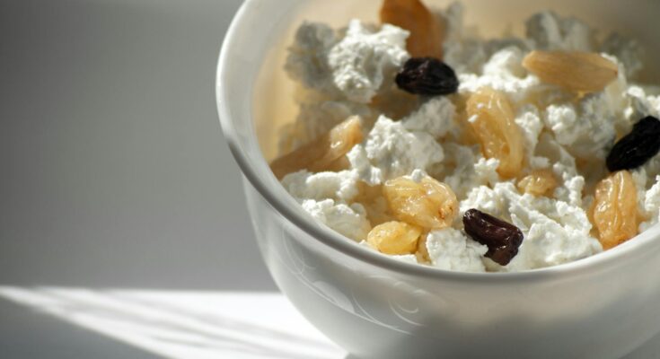 Cottage cheese with raisins snack