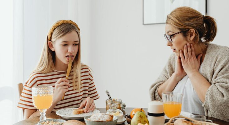 women eating breakfast