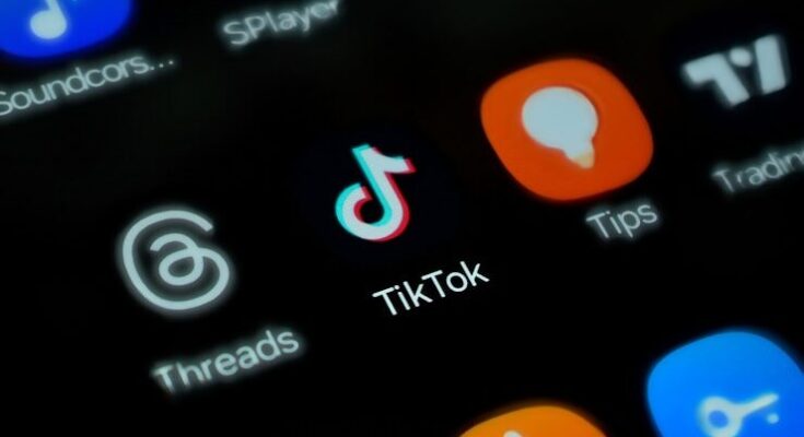a close up of a cell phone screen with different icons