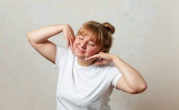 woman with the hands on the face