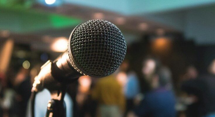 silver corded microphone in shallow focus photography